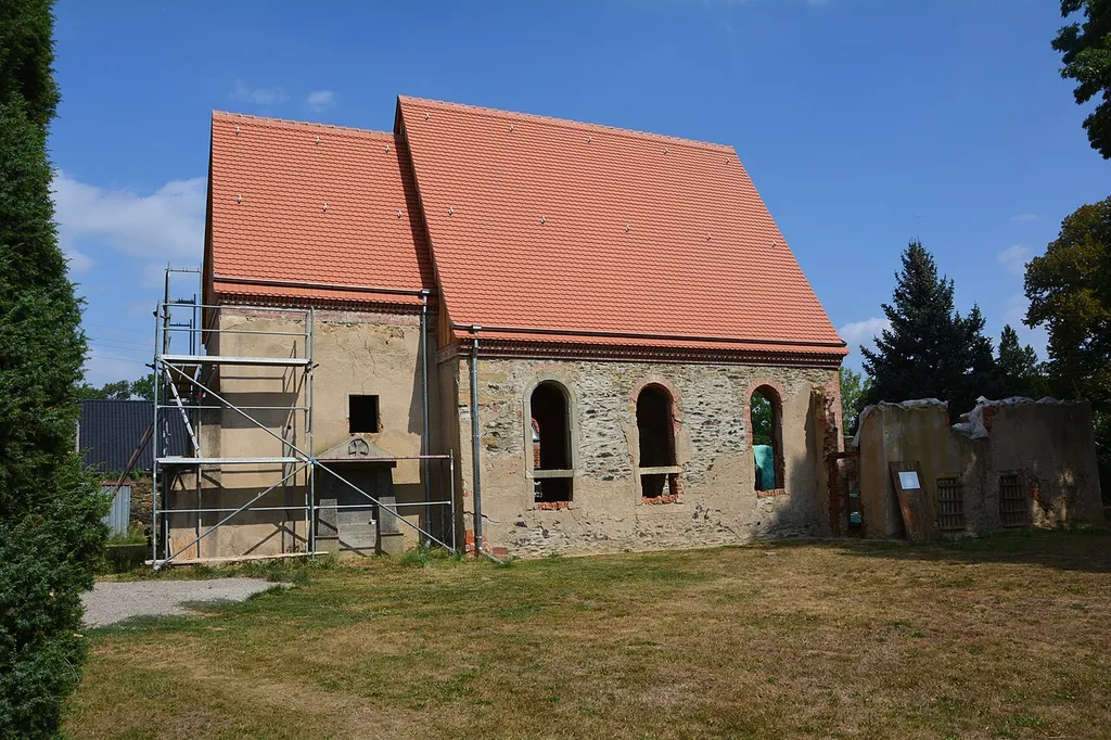Kirche in Canitz (Liebschützberg):umfangreiche Dacharbeiten. Das Dach über den Kirchenschiff und dem Turmstumpf bildet einen geschlossenen Kirchenraum, ähnlich der vor 700 Jahren errichteten Canitzer Kirche. Zustand August 2018