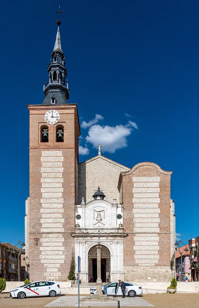 West Facade of the Getafe Cathedral in June 2021. Wedding cars can be seen below.