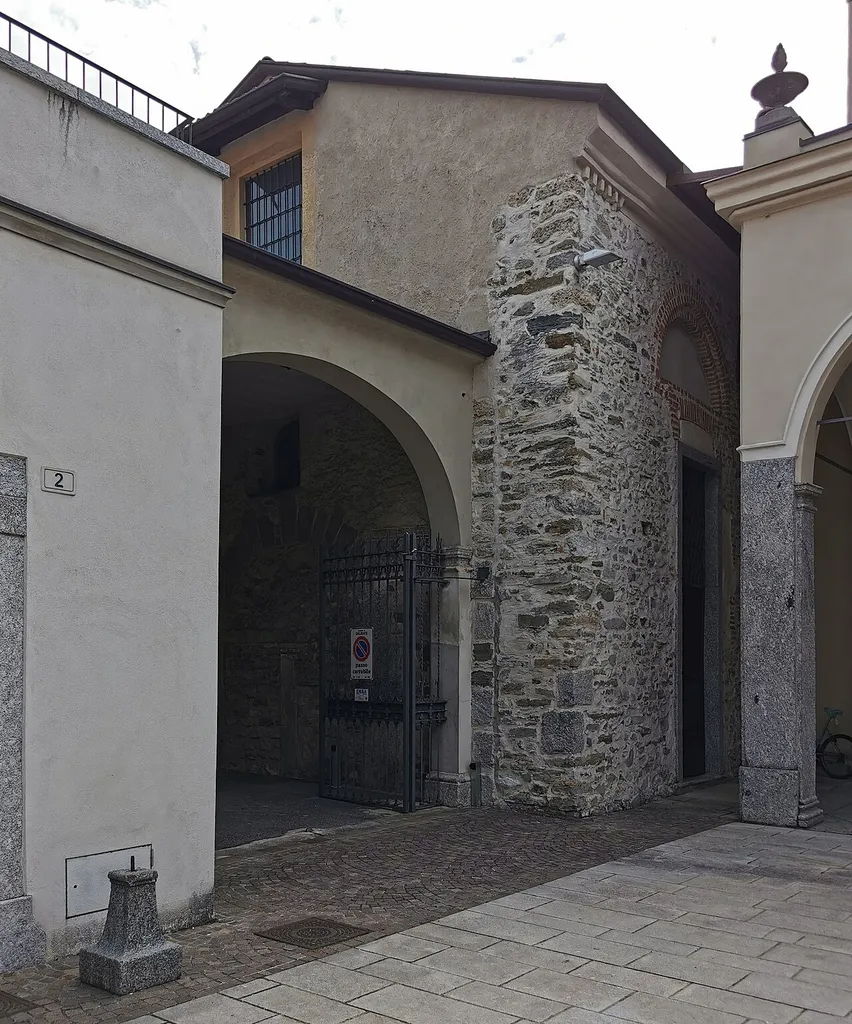 Chiesa di San Giovanni Evangelista (Galbiate), facciata e parte del lato destro