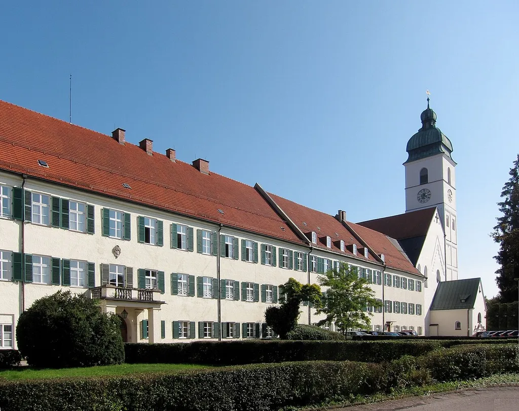 Schlossplatz 1 - 3, Sog. Residenz, jetzt Finanzamt, dreigeschossiger, an die Kirche anschließener Trakt, 1666 durch Michael Beer und Johann Moosprugger als Jesuitenkolleg auf der Grundlage des mittelalterlichen Benediktinerklosters erbaut, erneuert nach Brand von 1780 und im 19. Jh. (D-1-75-115-40)