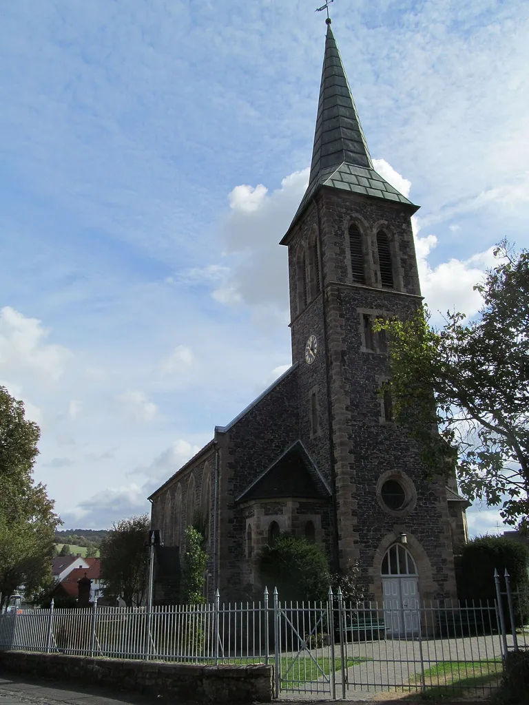 die evangelische Kirche in der Berliner Straße in Homberg-Holzhausen