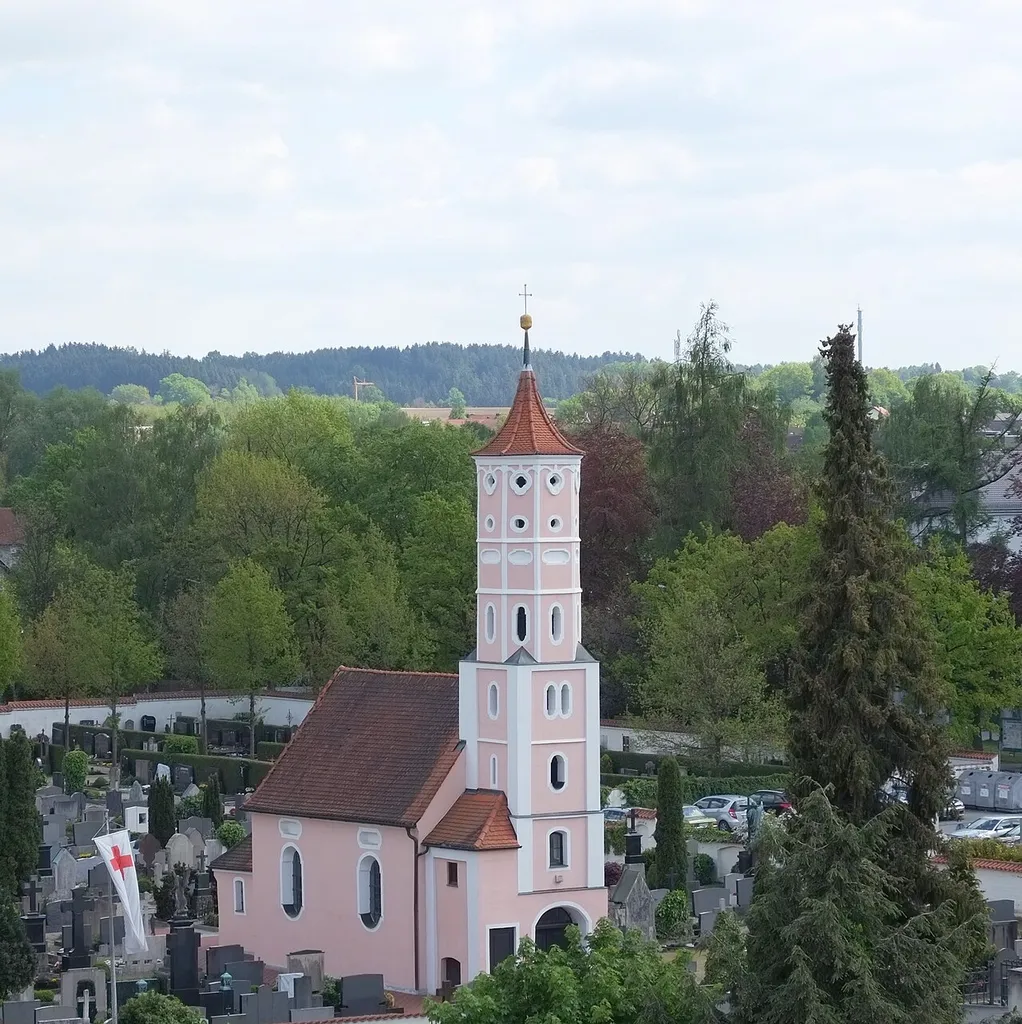 Katholische Friedhofskirche St. Michael in Aichach im Landkreis Friedberg-Aichach (Bayern, Deutschland)