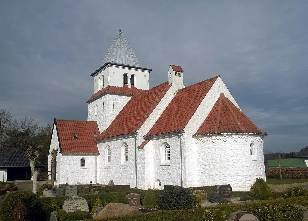 Kirken set fra SØ, foråret 2016