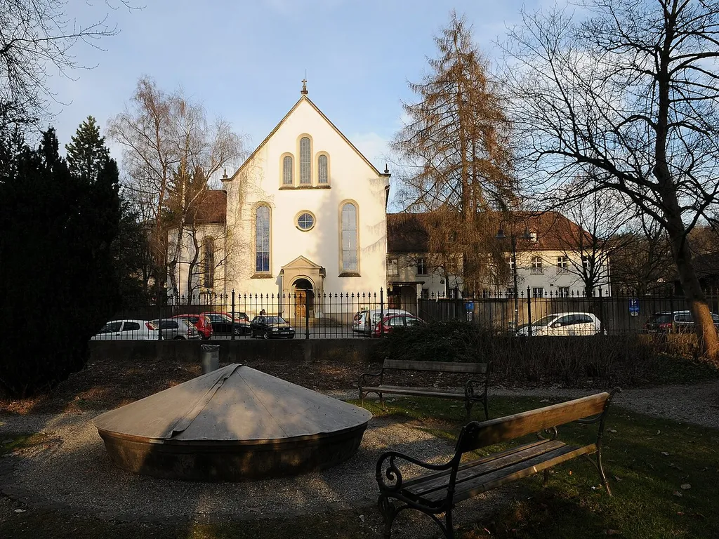 aus dem DEHIO Vorarlberg 1983: Marktstraße Nr.49 in Dornbirn (Markt). Kapuzinerkirche hl. Josef, im Stadtzentrum, durch einen hofartigen Vorplatz von der Marktstraße nach Osten zurückversetzt. Begründet von Fabrikant Adolf Rhomberg, Landeshauptmann von Vorarlberg, erbaut 1893/94. Einfacher Saalbau unter Satteldach mit eingezogenem Chor mit geradem Abschluß, südlich angebaute Klostertrakte. Fassade mit gestaffeltem gekoppeltem Rundbogenfenster im Giebelfeld, seitlich schmalen Rundbogenfenstern und Kreisfenstern über dem Portalvorbau.