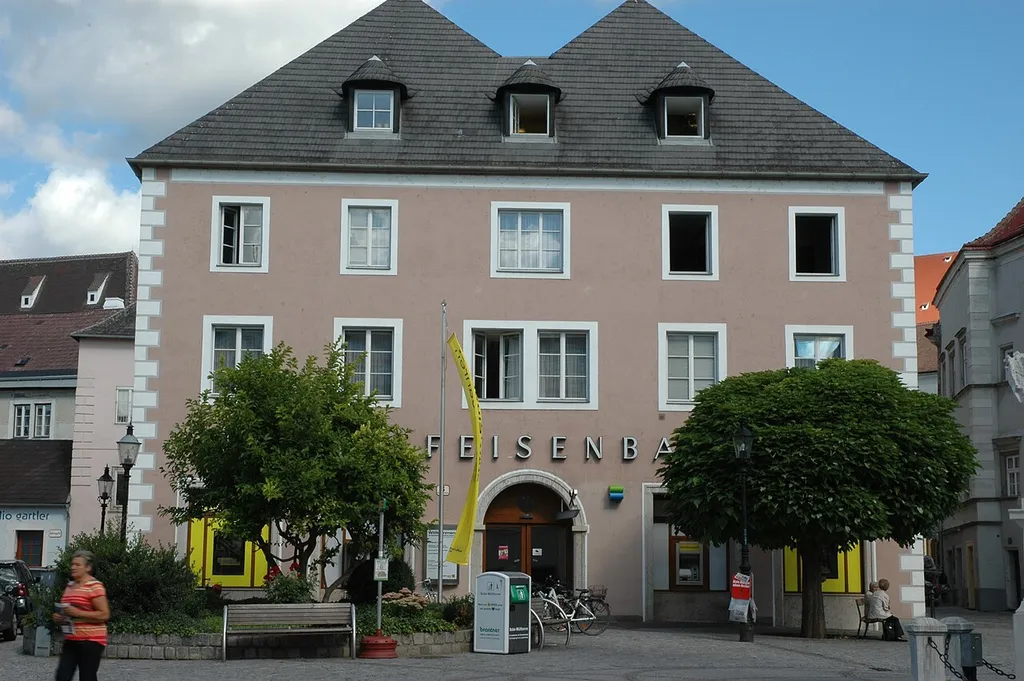 Ehem. Burg König Ottokars St. Peter- Stiftshof - heute Reiffeisenbank Krems Hauptstelle