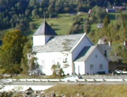 Evanger kyrkje sett frå Bergensbanen