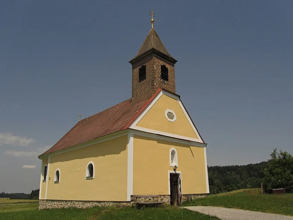 Die 1701 erbaute und 1705 geweihte Kirche weist ein quadratisches Langhaus auf. Die Einrichtung stammt großteils aus dem 18. Jahrhundert.