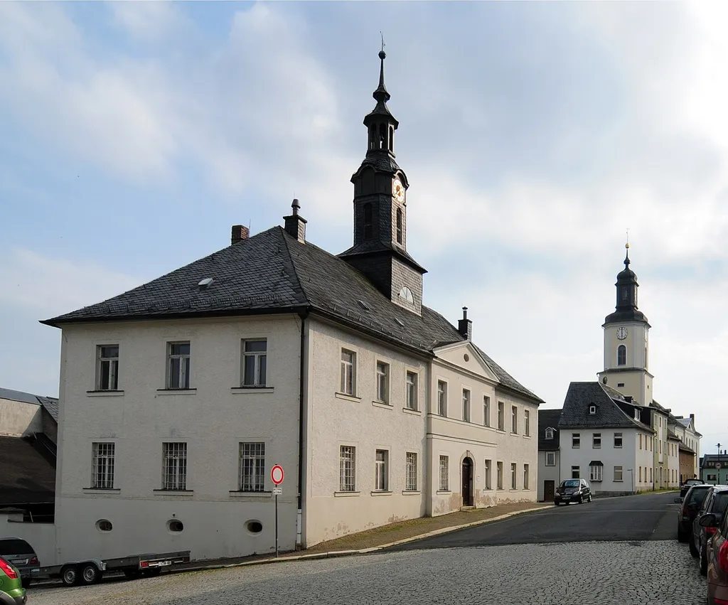 Pausa, Gebäude des ehemaligen Amtsgerichts, im Hintergrund die ev. Stadtkirche St. Michaelis (Vogtlandkreis, Sachsen, Deutschland) - Teil des Denkmalschutzgebiets Stadtkern Pausa (Vogtl.)