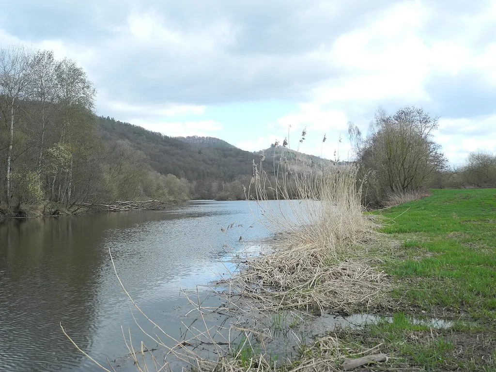 Naturschutzgebiet im Regierungsbezirk Kassel 1632029. „Im Sand bei Rotenburg“, Kiessee mit Ufergehölzen und Wiesen, nördlich der Fulda am nordwestlichen Stadtrand von Rotenburg, im Landkreis Hersfeld-Rotenburg, Hessen, Deutschland. Im Westteil.