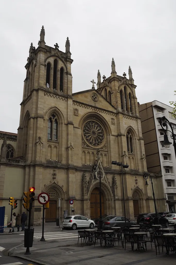 Fachada neogótica de la iglesia de San Lorenzo en la calle Cabrales de Gijón (Asturias, España).