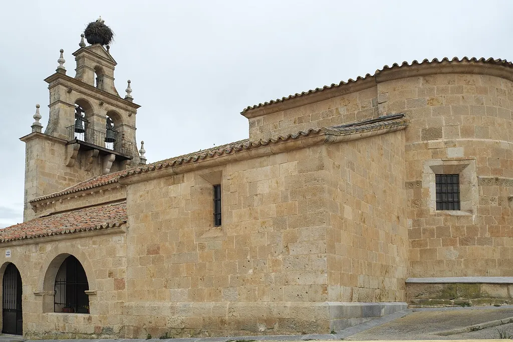Kirche Santa María in Almenara de Tormes in der Provinz Salamanca Provinz Salamanca (Kastilien-León/Spanien), aus dem 12. Jahrhundert, Ansicht von Südosten