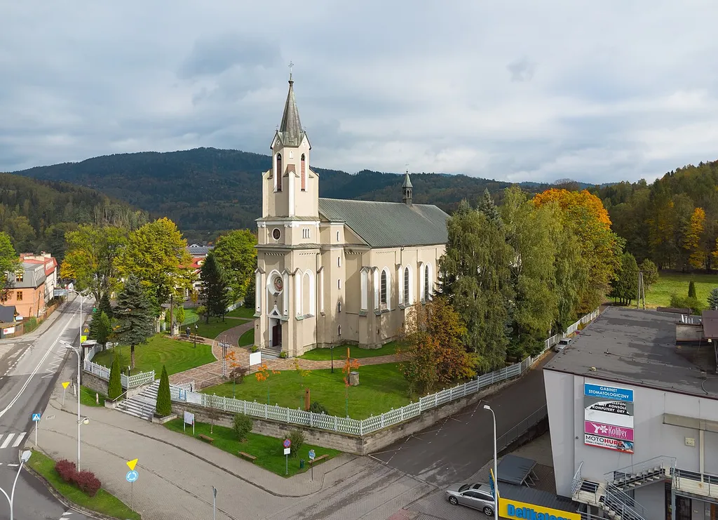 Kościół św. Wawrzyńca i św. Kazimierza Królewicza w Rajczy, widok z drona, z lewej Sucha Góra