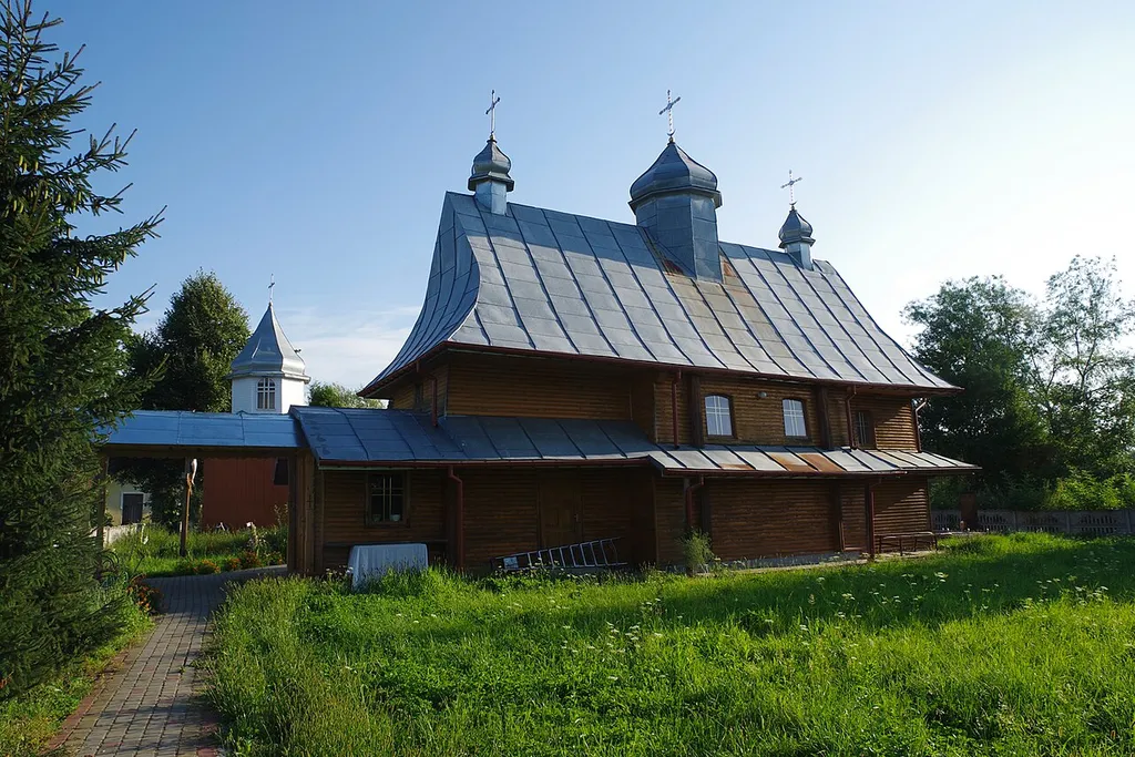 Церква Пресвятої Трійці, Мала Білина, в центрі села
