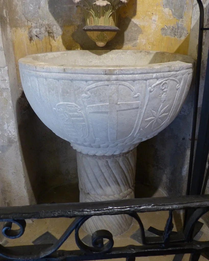 Èze (Alpes-Maritimes, France), église Notre-Dame-de-l'Assomption, intérieur. Fonts baptismaux, immédiatement à droite en entrant.
