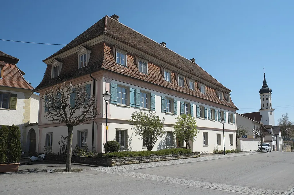 Amtshaus des ehemaligen Prämonstratenserstifts St. Peter und Paul in Obermarchtal im Alb-Donau-Kreis (Baden-Württemberg/Deutschland), im Hintergrund die Kirche St. Urban