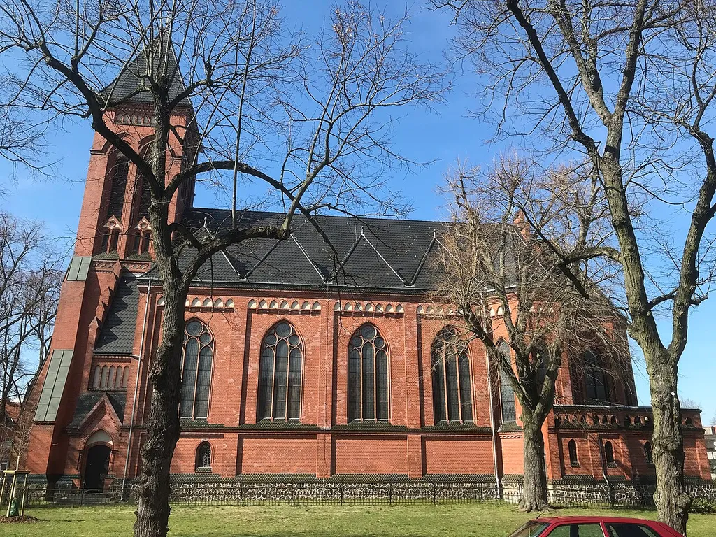 Die katholische Hallenkirche St. Johannis Baptist in Fürstenwalde/Spree in Brandenburg entstand in den Jahren 1905 und 1906. Die Kirchenausstattung ist bauzeitlich.