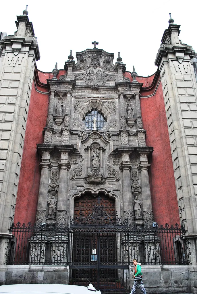 Facade of the La Enseñanza Church on Donceles Street in the historic center of Mexico City