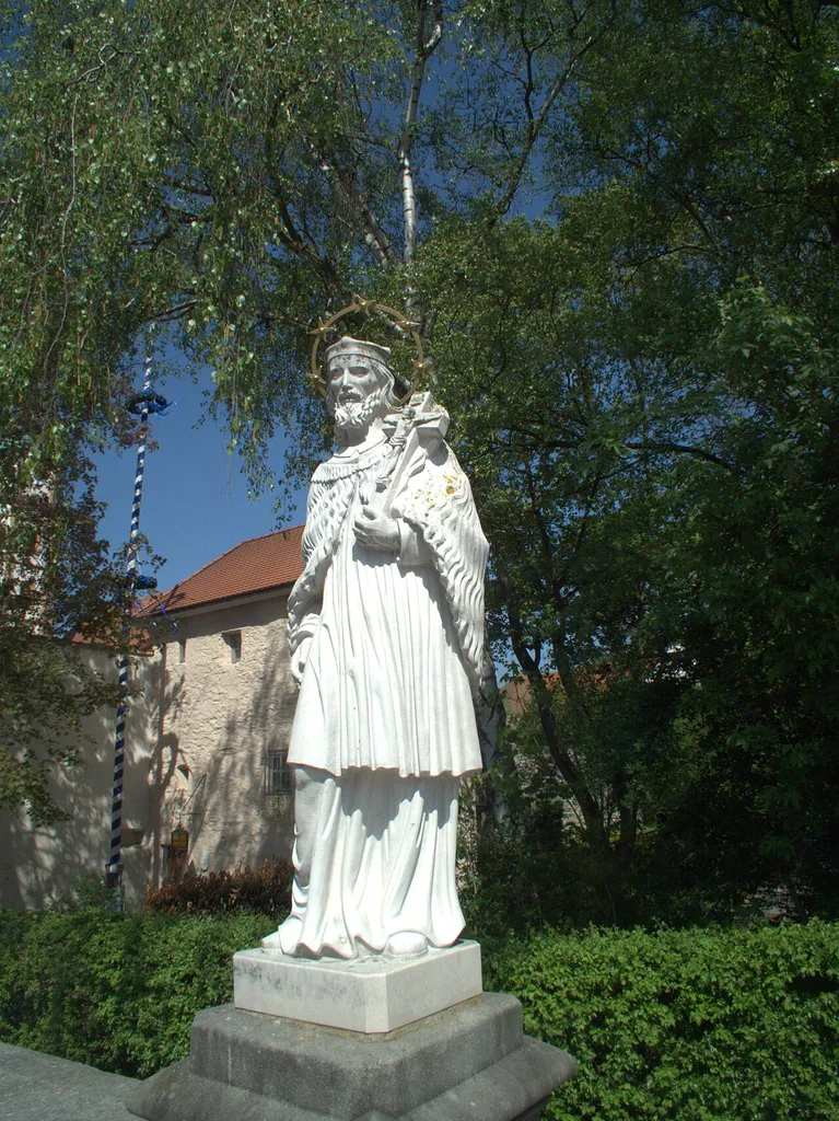 Die Statue des Hl. Johannes von Nepomuk auf der Brücke über den Stadtgraben am Klostertor in Neumarkt