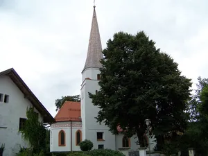 Katholische Kirche Stephanus mit Mauer