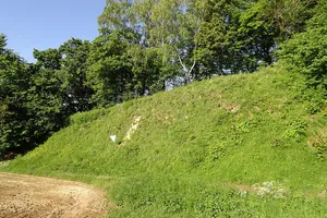 Lösswand am Fußpfad Bahnhof Georgenhausen–Zeilhard