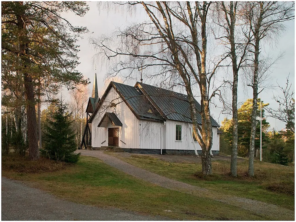 Björkö-Arholma Kyrka på Björkö i Norrtälje kommun kl 15:52 den 1 oktober 2011.