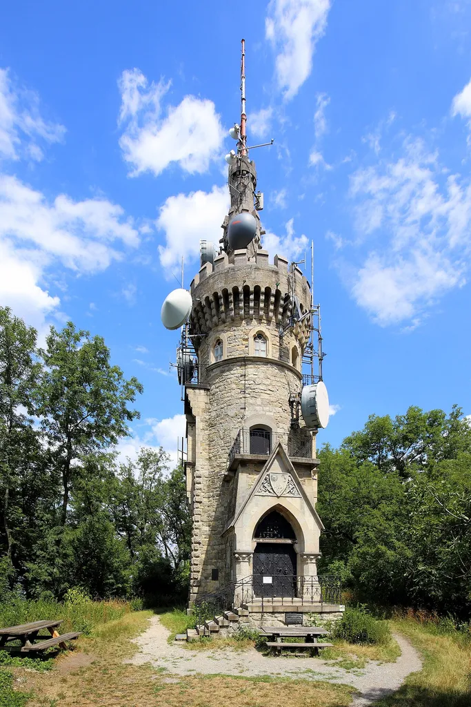 Westansicht der Habsburgwarte im 19. Wiener Gemeindebezirk Döbling.Die Aussichtswarte wurde anlässlich des 40-jährigen Regierungsjubiläums von Kaiser Franz Joseph I. 1888 vom Österreichischen Touristenklub auf Wiens höchstem Berg, dem 542 Meter hohen Hermannskogel, errichtet. Im Zuge der österreichischen Landesvermessung 1892 wurde vom k. u. k. Militärgeographischen Institut auf der Warte ein Pfeiler errichtet, auf dem sich der Fundamental- bzw. Triangulierungshauptpunkt des österreichischen Festpunktfeldes befindet.