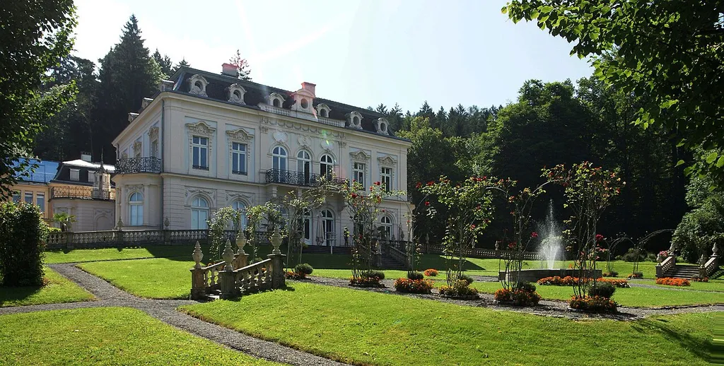 Kloster Marienberg, Villa Raczyński. 1877 ließ der polnische Graf Raczyński diese Villa am Nordwest-Abgang des Gebhardsbergs in Bregenz für seine Frau erbauen. Die Schloßvilla im neubarocken Stil (von Stefan Dragl) krönt die leicht ansteigende Parklandschaft. Seit 1904 beherbergt die Villa ein Kloster der Dominikanerinnen und eine Schule.