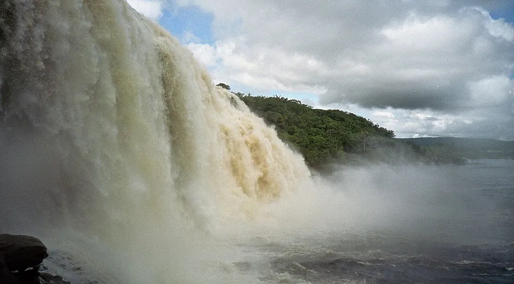 Salto Sapo from right bank