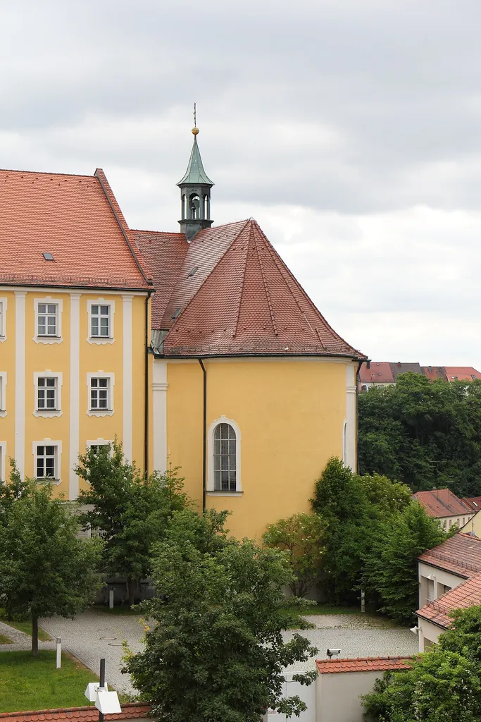 Sulzbach-Rosenberg - Klostergasse 2; Luitpoldplatz 13 - Ehem. Salesianerinnenkloster mit Klosterkirche St. Hedwig. Äußerer und innerer Flügel 1753-55, äußerer Flügel 1850 um ein Geschoß erhöht, Klosterkirche St. Hedwig 1762-65; anstelle des früheren Ballhauses des Schlosses errichtet.