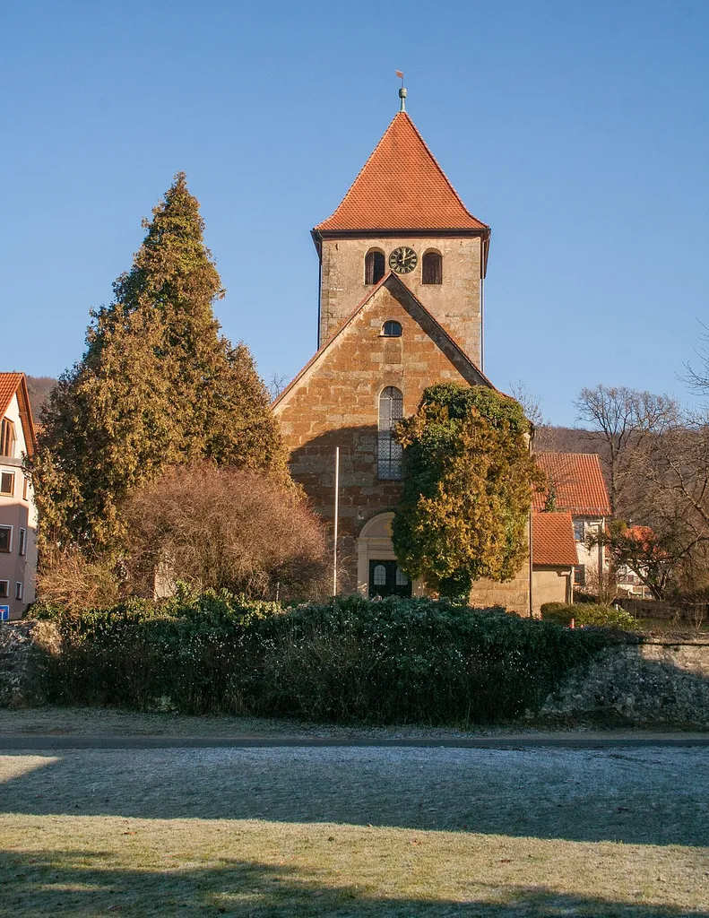 Evangelisch-lutherische Pfarrkirche Sankt Peter und Paul, Chorturm, Anfang 14. Jahrhundert, Langhaus im Kern wohl Ende 13. Jahrhundert, 1723/30 mit stichbogigem Holz-Tonnengewölbe; mit Ausstattung, Kirchhofmauer, Sandstein, wohl 14. Jahrhundert, D-5-6534-0180, Entenberg, Friedenstraße 4, Leinburg This is a picture of the Bavarian Baudenkmal (cultural heritage monument) with the ID D-5-74-139-22 (Wikidata)