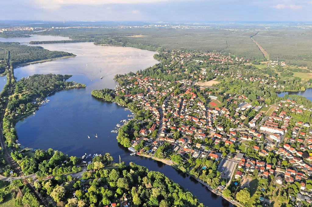 Überführungsflug vom Flugplatz Nordholz-Spieka über Lüneburg, Potsdam zum Flugplatz Schwarzheide-Schipkau.Der Templiner See. Rechts Caputh mit Caputher Gemünde (unten). Im Hintergrund Potsdam.