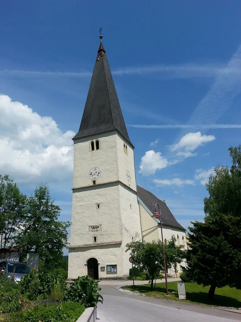 Die katholische Pfarrkirche hl. Nikolaus in der Gemeinde Stallhofen, Steiermark, Österreich