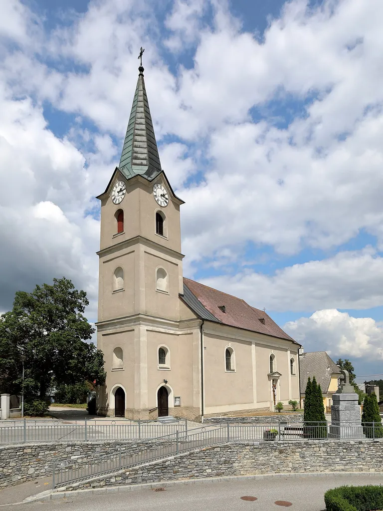 Südwestansicht der röm.-kath. Pfarrkirche hl. Josef in der niederösterreichischen Gemeinde Weinzierl am Walde.Ein schlichter josephinischer Saalbau mit eingezogenem Chor. Erbaut wurde das Gotteshaus 1788, nachdem Weinzierl 1787 eine eigenständige Pfarre wurde. Der dreigeschossige vorgestellte Westturm wurde 1866 errichtet.