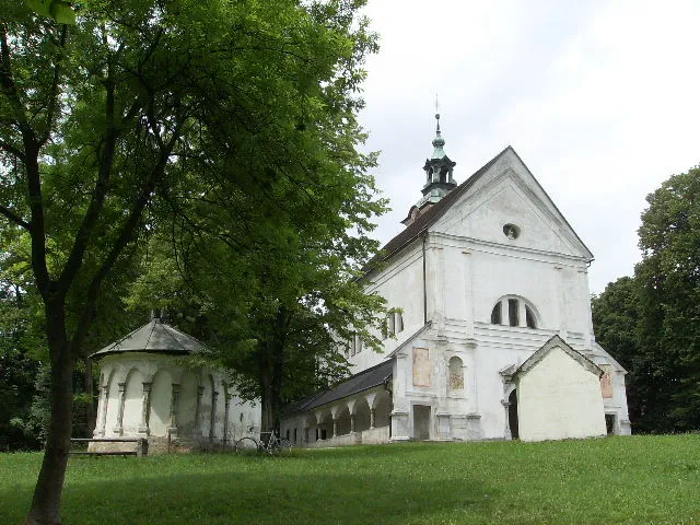 sveta trojica la plus grande église de vhrnika au sommet d'une colline boisée. Environs 1630.