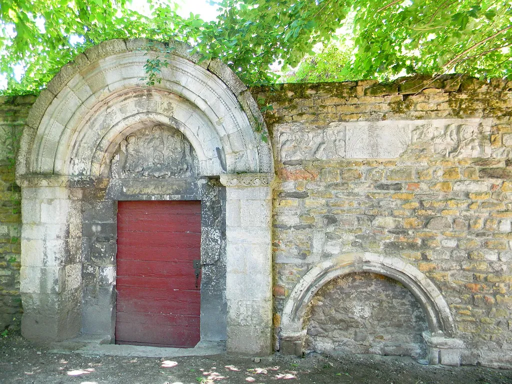 Vestige d'une ancienne porte de l'église Saint-Loup sur l'Île Barbe.