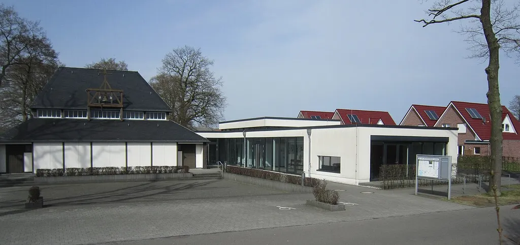 Evangelisch-lutherisches Gemeindezentrum in Garrel (Landkreis Cloppenburg, Niedersachsen). Links eine Bartning-Notkirche, rechts Versammlungsräume.