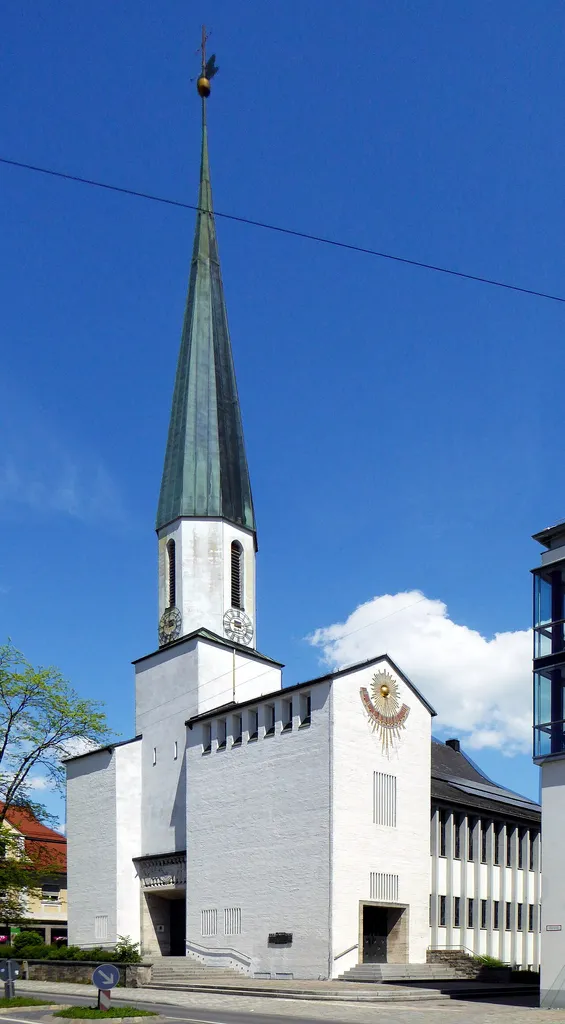 Süd- und Westseite der Apostelkirche in Weilheim (Oberbayern).