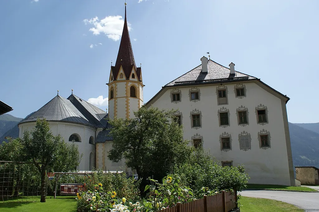 Ehemaliger Bischofssitz und Gerichtssitz der Bischöfe von Brixen im 13. Jahrhundert. Denkmalgeschützt