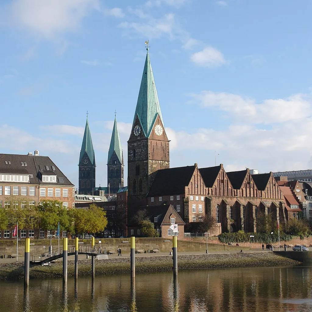 St.Martini-Kirche in Bremen, links die Türme des Bremer Dom