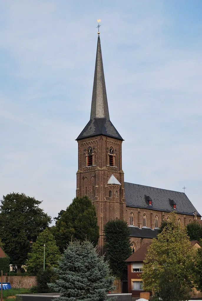 römisch-katholische Pfarrkirche St. Vinzentius in Oberaußem, Rheinland; erbaut 1878-1881 nach Entwurf von August Lange (Köln); unter Denkmalschutz
