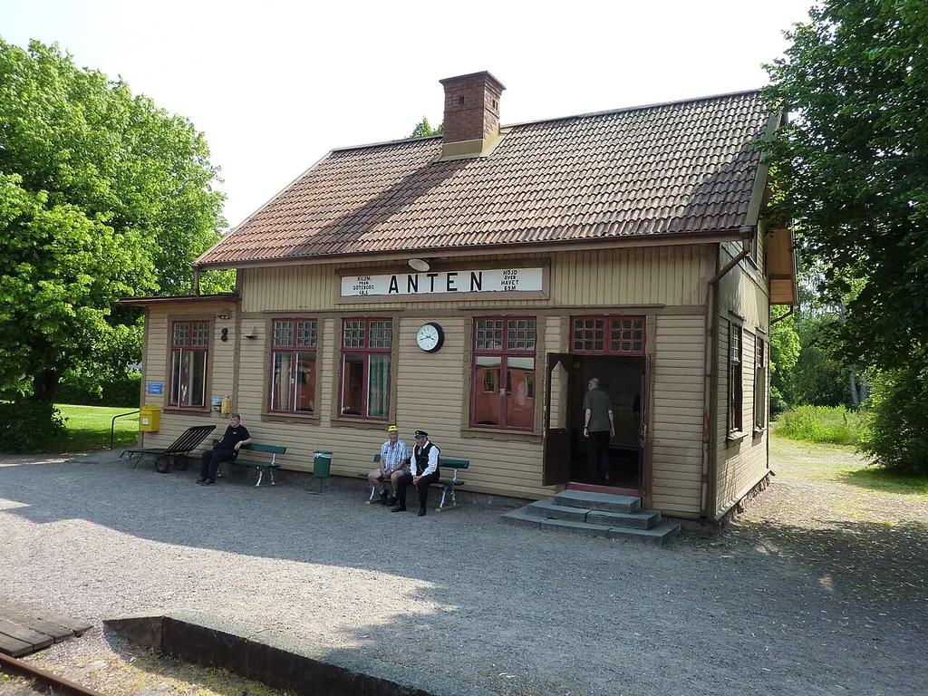 Anten railway station
