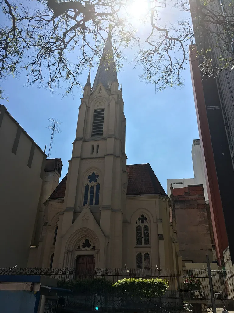 Imagem externa da Igreja Luterana Martin Luther, no Largo do Paissandu (São Paulo-SP, Brasil), feita da avenida Rio Branco.