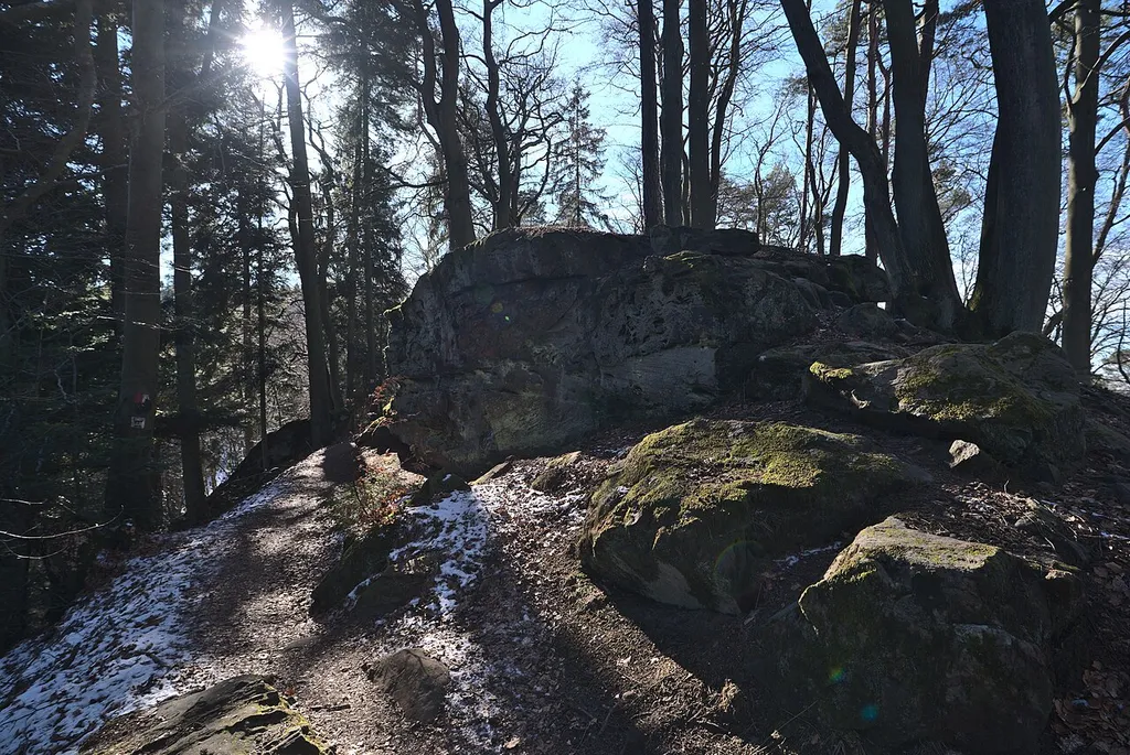 Ein Felsen bei der Hollerburg an dem Felsenpfad in dem Naturschutzgebiet Taubental im Winter.