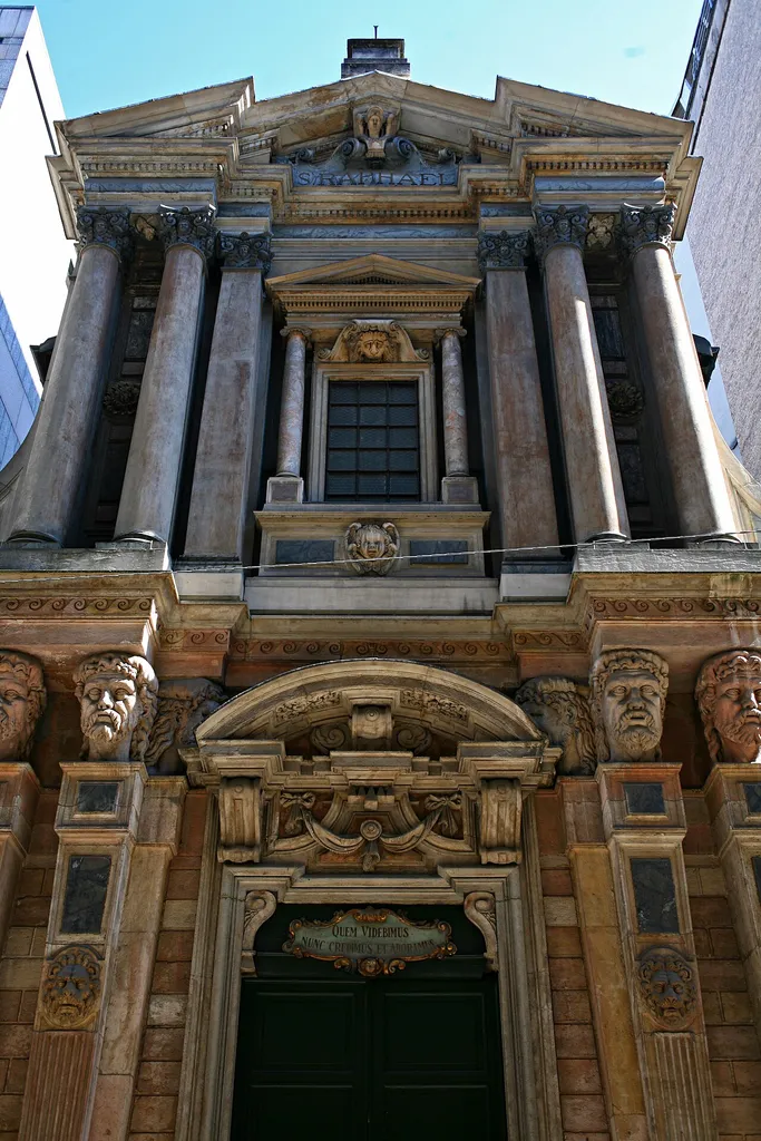 La chiesa di San Raffaele a Milano nella sua vista esterna