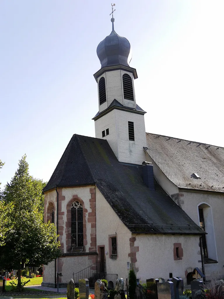 Die evangelische Peterskirche in Gutach (Schwarzwaldbahn), Friedhofsseite.