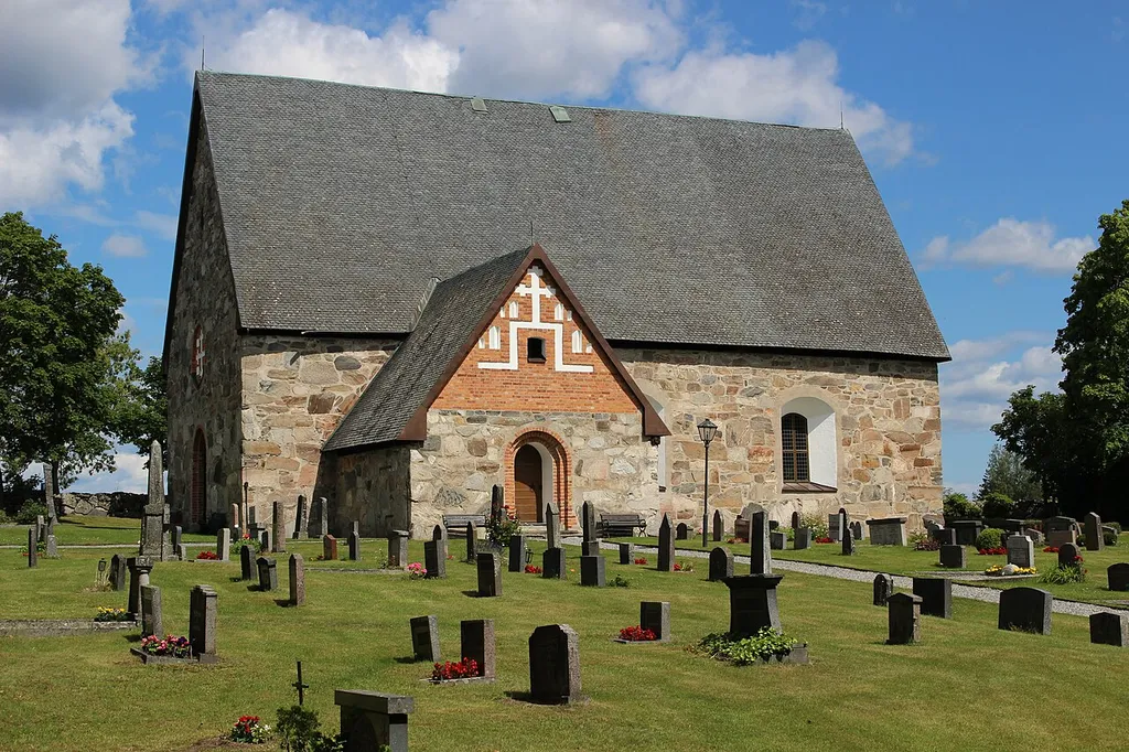 Kårsta kyrka från sydsydväst.