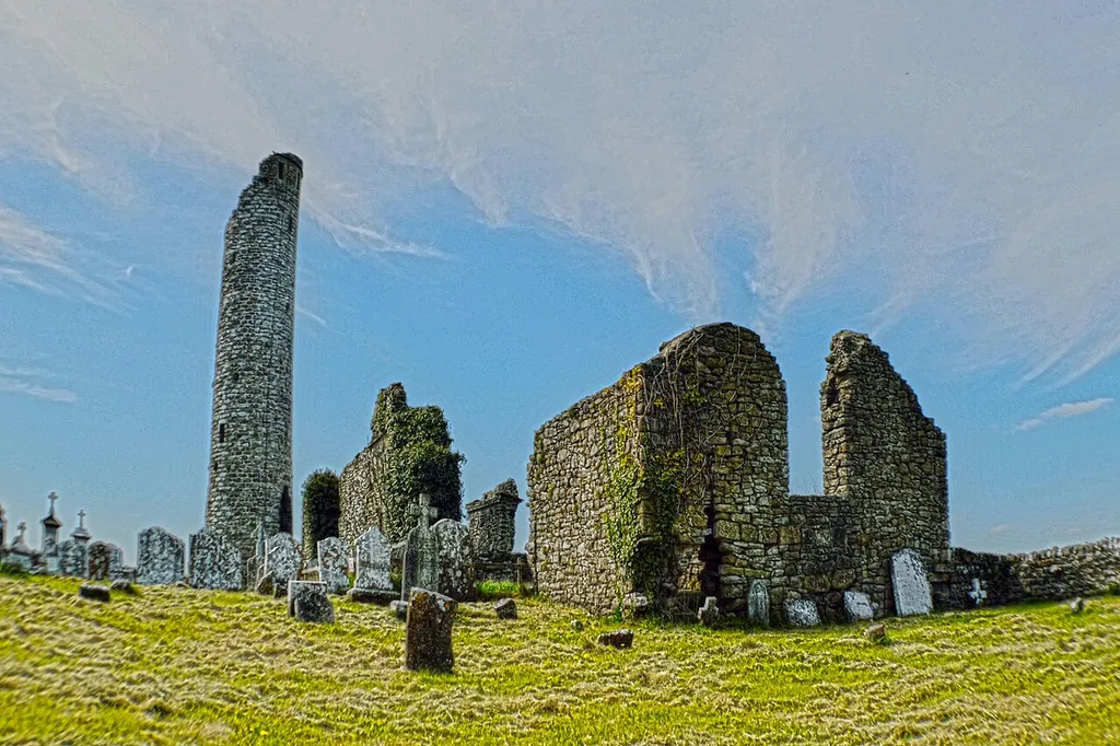 Tullaherin Monastic Site The early 9th Century Round Tower,old church and graveyard