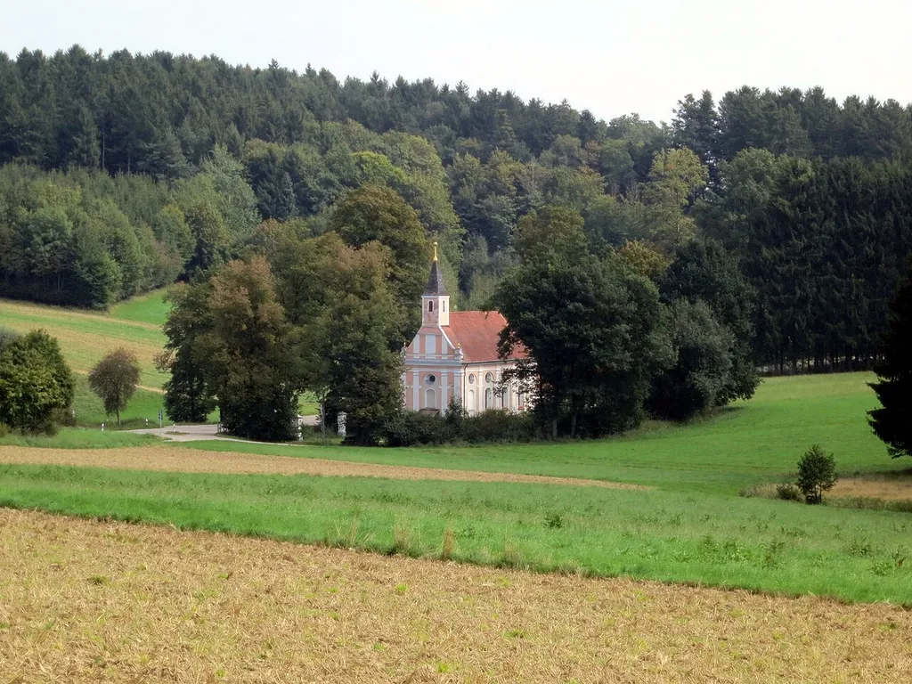 Die katholische Kirche St. Wolfgang bei Pipinsried. Ansicht aus West