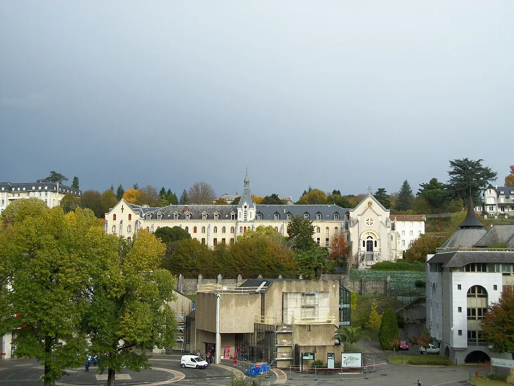 Le Monastère du Carmel de Lourdes vu depuis la basilique de Notre-Dame du Rosaire
