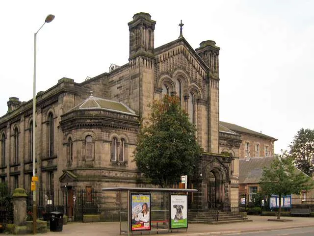 Perth's North Church This Church of Scotland church has an imposing facade on Mill Street opposite the cinema. At the back of the church, beyond its halls, there is an archway into the High Street which provides an alternative access. It has a large building on either side. Formerly a public library and a local government office, they are now both large pubs.